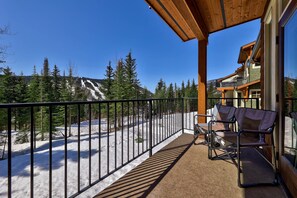 Property grounds - Welcome to The Sunset Chalet (Sun Peaks)