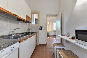 Frigorifero, microonde, forno, piano cottura