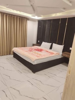 Quarto casal luxo | Ferros/tábuas de passar roupa, Wi-Fi de cortesia, roupa de cama