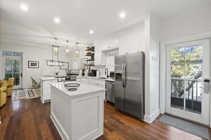 Geladeira, micro-ondas, fogão, cooktop