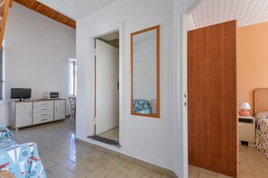 2 bedrooms, iron/ironing board, free WiFi - Holiday Apartment 'Il Quadrifoglio 3' near the Beach with Terrace and Wi-Fi (procchio)