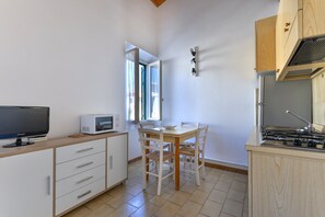Kylskåp, mikrovågsugn, spishäll och kaffe- och tebryggare