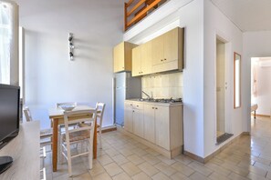 Kühlschrank, Mikrowelle, Herdplatte, Wasserkocher mit Kaffee-/Teezubehör