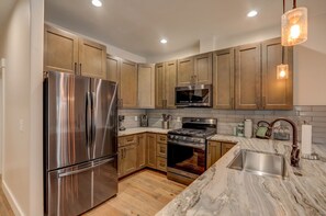 Refrigerador, microondas, horno y parrilla de estufa 