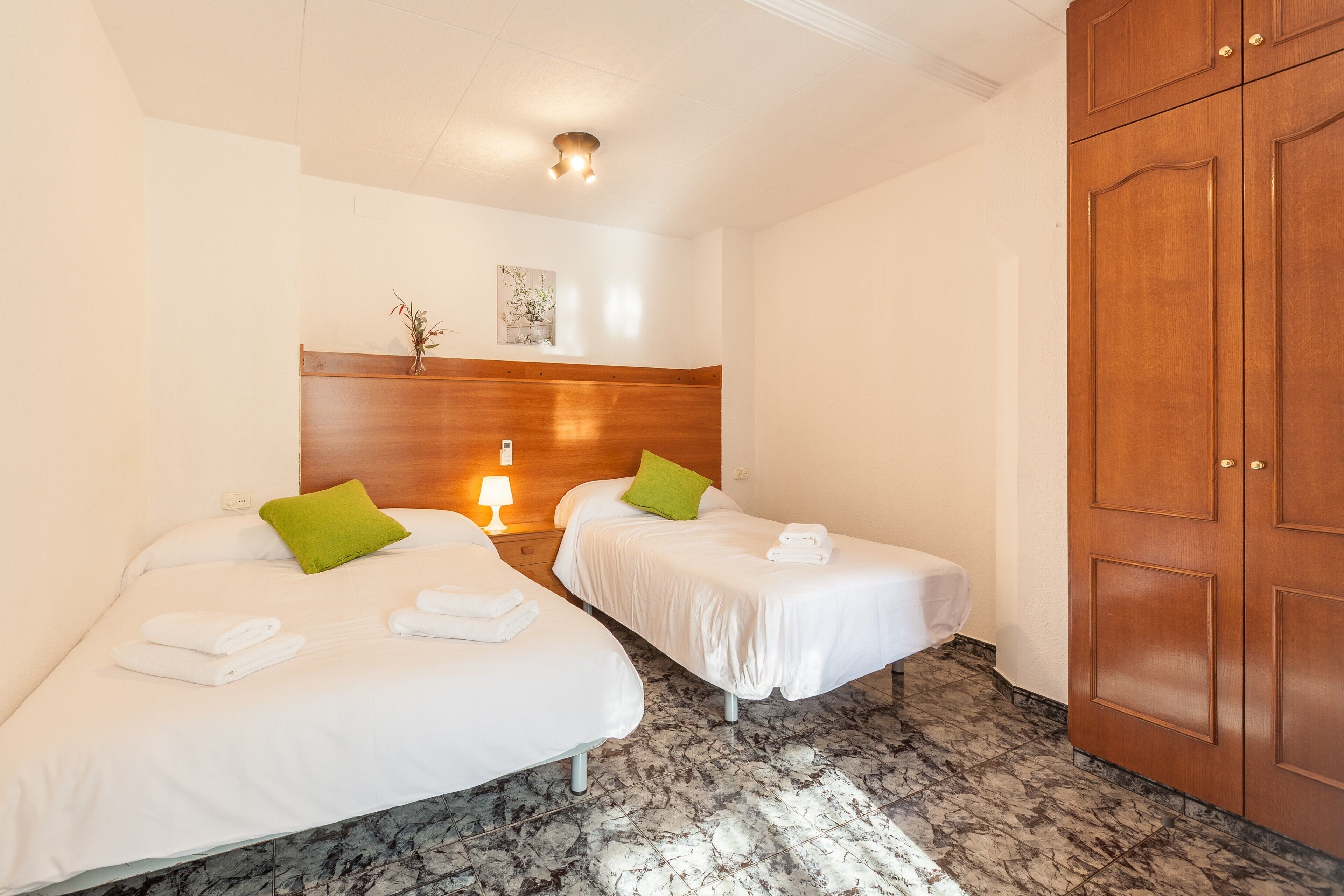 3 habitaciones, tabla de planchar con plancha y wifi gratis 