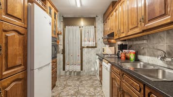 Frigorífico, microondas, placa de cocina y lavavajillas