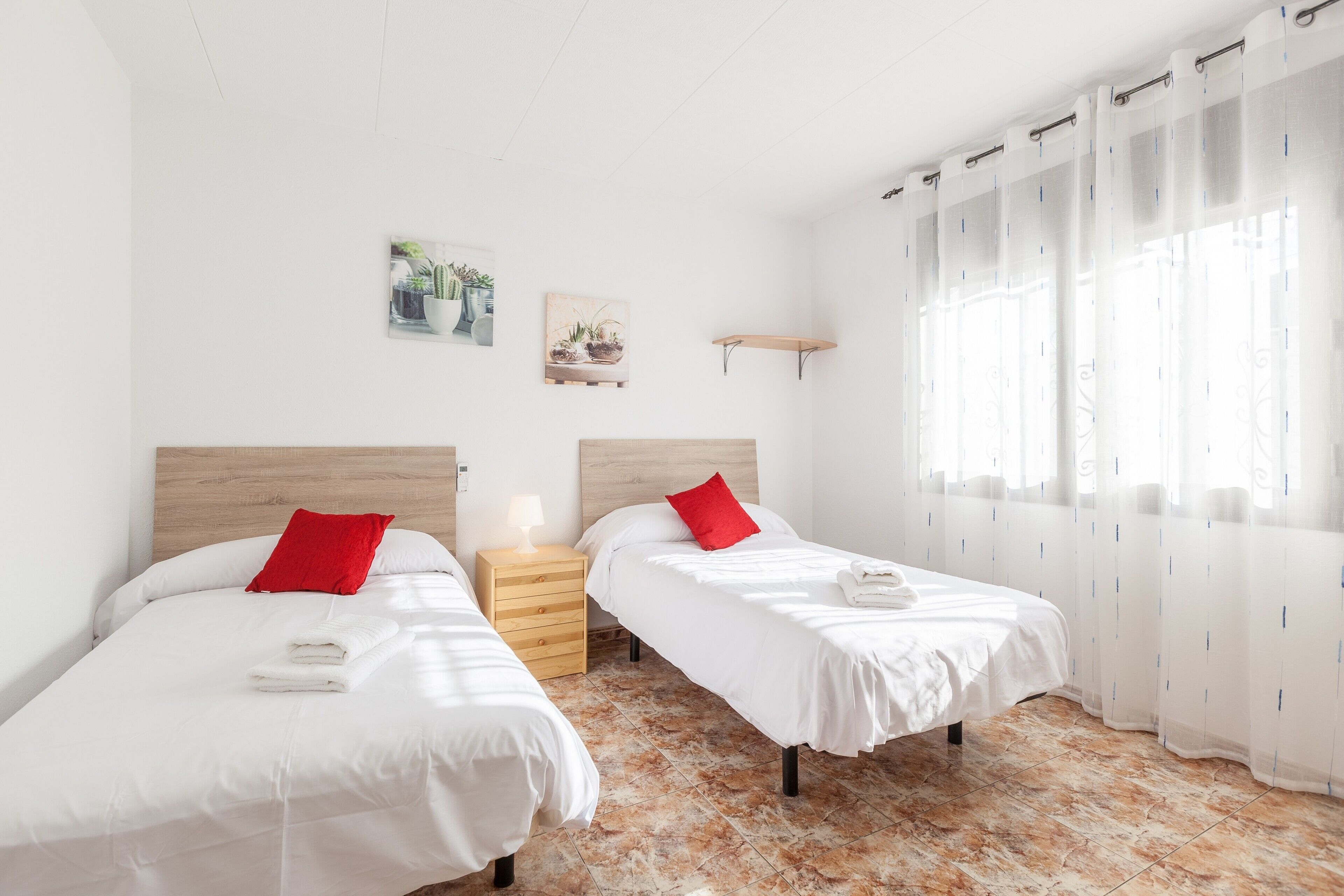 4 dormitorios, tabla de planchar con plancha, wifi gratis y ropa de cama