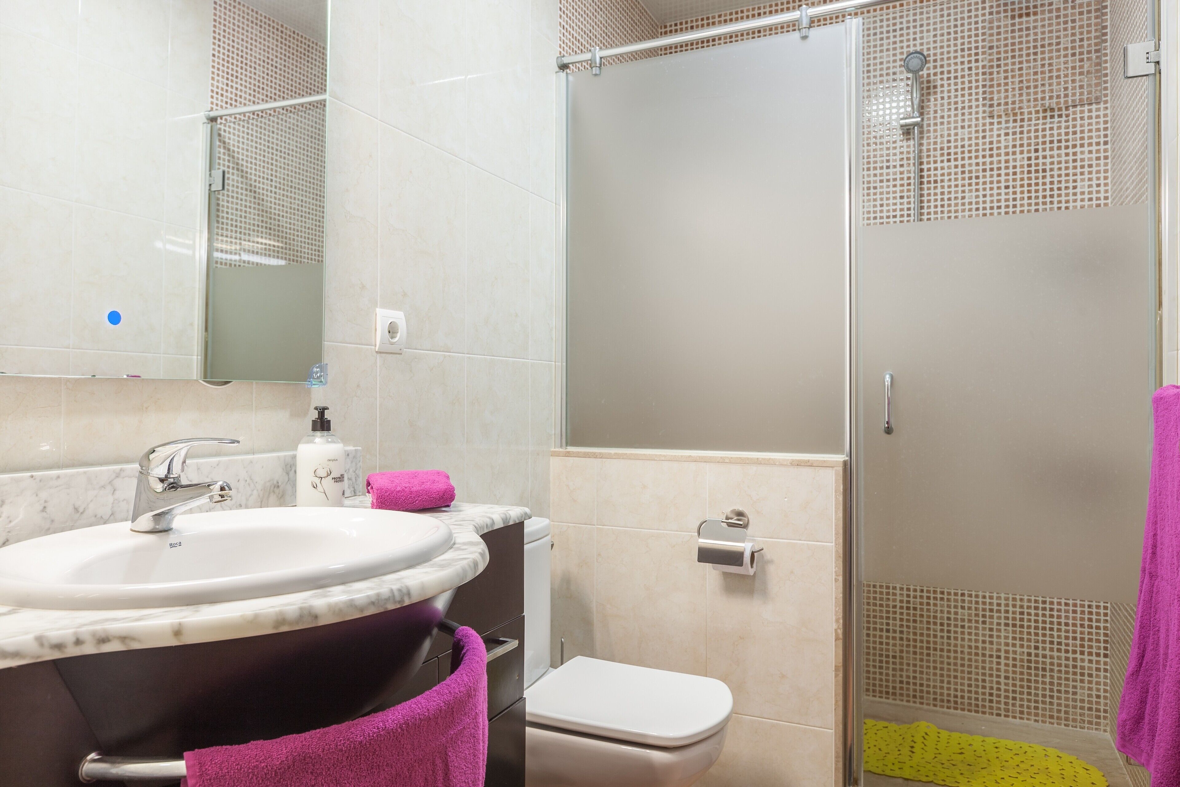 Badewanne, Haartrockner, Handtücher