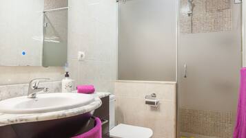 Badewanne, Haartrockner, Handtücher
