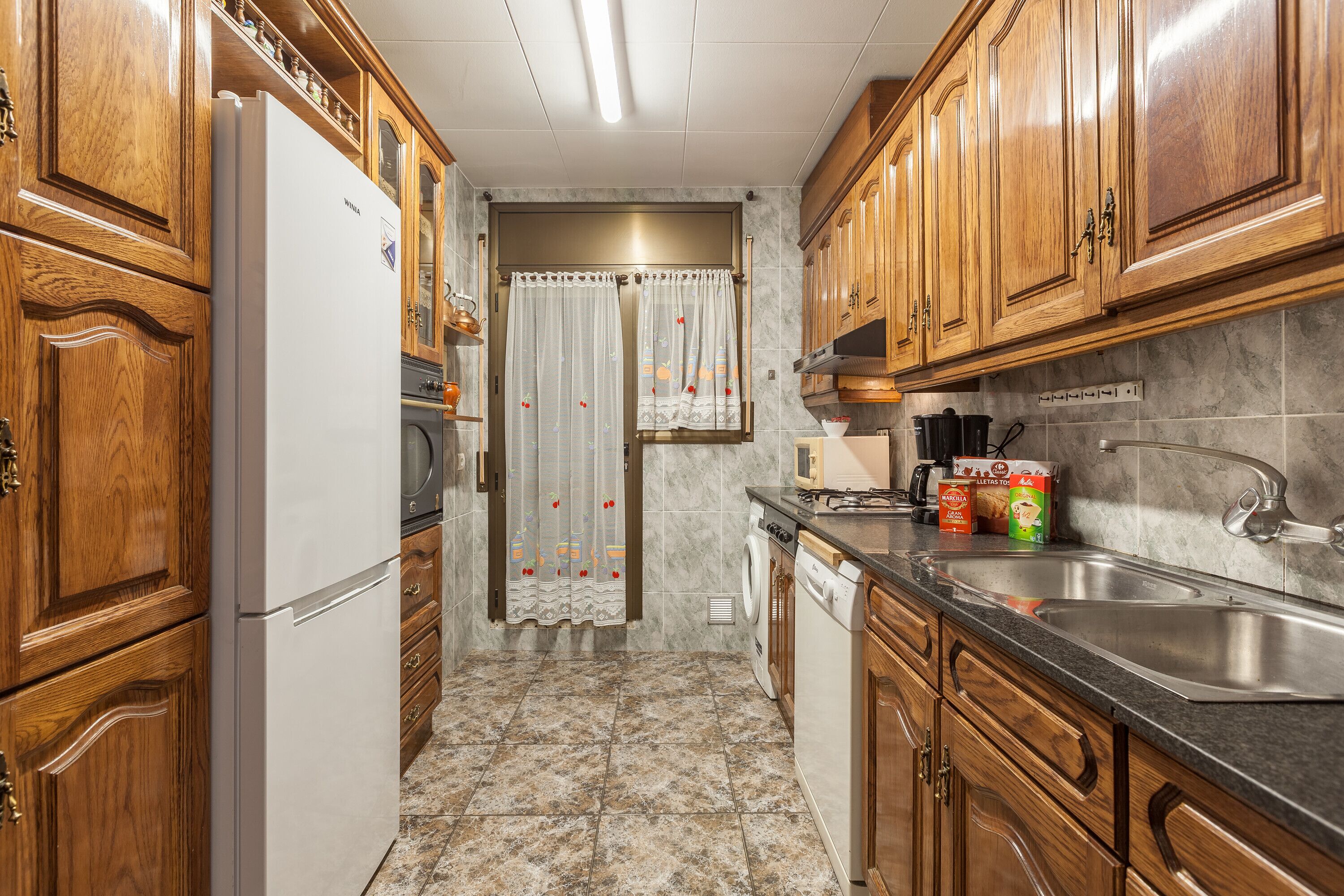 Een koelkast, een magnetron, een kookplaat, een vaatwasser