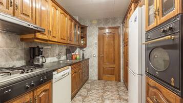 Een koelkast, een microgolfoven, een kookplaat, een vaatwasser