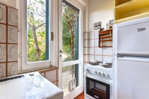 Frigorifero, microonde, forno, piano cottura