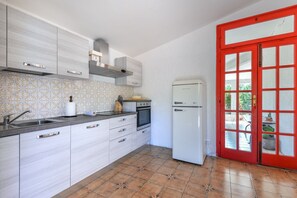 Fridge, oven, stovetop, dishwasher