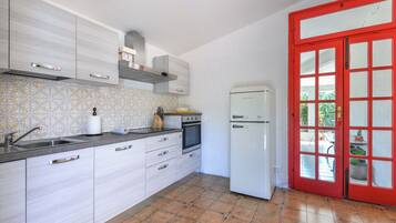 Frigorifero, forno, piano cottura, lavastoviglie