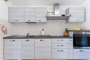 Kühlschrank, Ofen, Herdplatte, Geschirrspüler