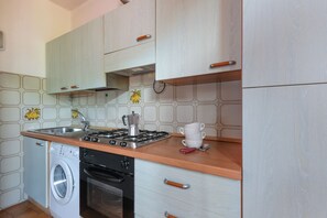 Frigorifero, microonde, forno, piano cottura