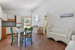 TV - Holiday Apartment 'La Spiga' with Terrace, Shared Garden and Wi-Fi (procchio)