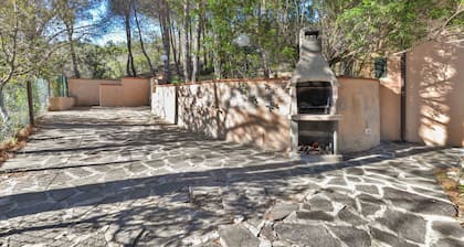 Holiday Apartment 'La Spiga' with Terrace, Shared Garden and Wi-Fi