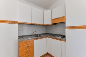 Frigorifero, microonde, piano cottura, seggiolone