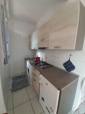 Kühlschrank, Mikrowelle, Herdplatte, Wasserkocher mit Kaffee-/Teezubehör