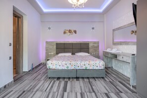 Une chambre à coucher avec un lit, une table de chevet et un miroir.