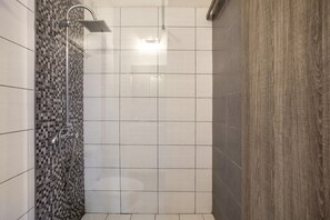 Dusche, Haartrockner, Handtücher