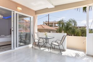 Outdoor dining - Studio Apartment "Villa Dionysia S2" close to the Beach with Shared Pool & Wi-Fi (Zakynthos)