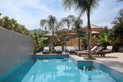 Studio Apartment "Villa Dionysia S2" close to the Beach with Shared Pool & Wi-Fi