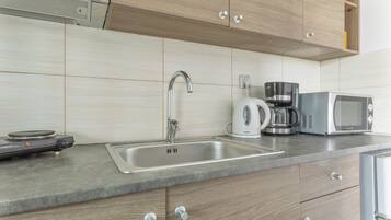Fridge, microwave, stovetop, coffee/tea maker