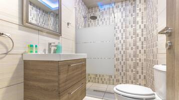 Een douche, een haardroger, handdoeken
