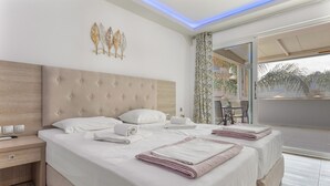 Ein modernes Hotelzimmer mit einem großen Bett, einem Nachttisch und Blick ins Freie.