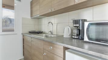 Frigorifero, microonde, piano cottura, macchina per tè/caffè