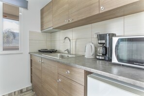 Fridge, microwave, stovetop, coffee/tea maker - Studio Apartment "Villa Dionysia S2" close to the Beach with Shared Pool & Wi-Fi (Zakynthos)