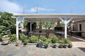 Outdoor dining - Studio Apartment "Villa Dionysia S3" close to the Beach with Shared Pool & Wi-Fi (Zakynthos)