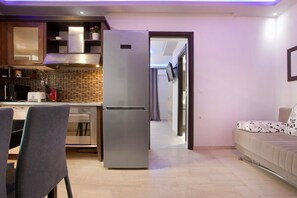 Geladeira, micro-ondas, fogão, cooktop