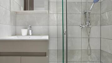 Dusche, Haartrockner, Handtücher