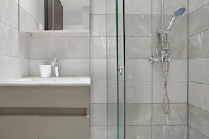 Dusche, Haartrockner, Handtücher