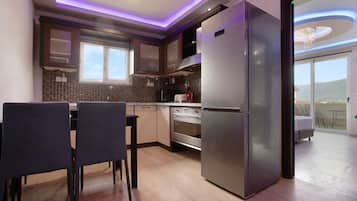 Réfrigérateur, four à micro-ondes, un four, surface de cuisson