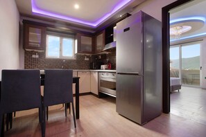 Geladeira, micro-ondas, fogão, cooktop