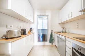 Een koelkast, een microgolfoven, een oven, een kookplaat