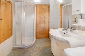 Dusche, Haartrockner, Handtücher