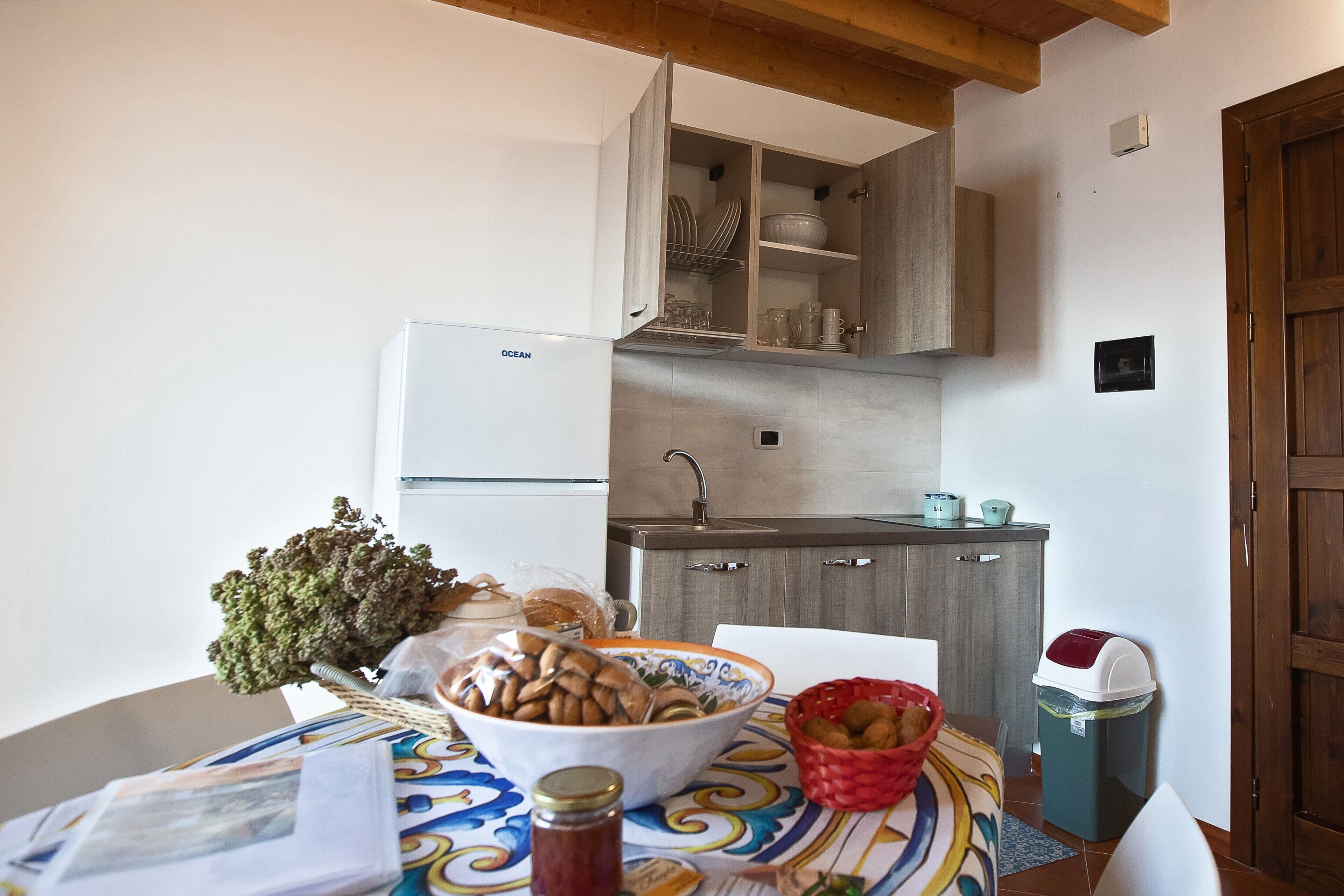 Kühlschrank, Herdplatte, Wasserkocher mit Kaffee-/Teezubehör, Hochstuhl