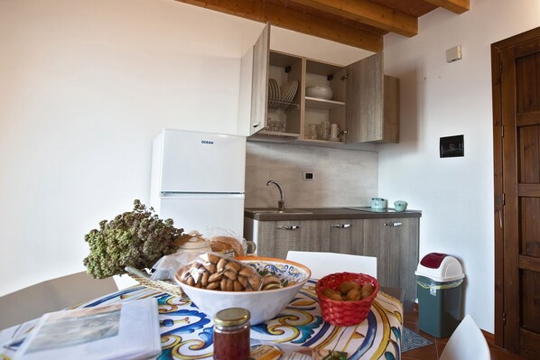 Fridge, stovetop, coffee/tea maker, high chair