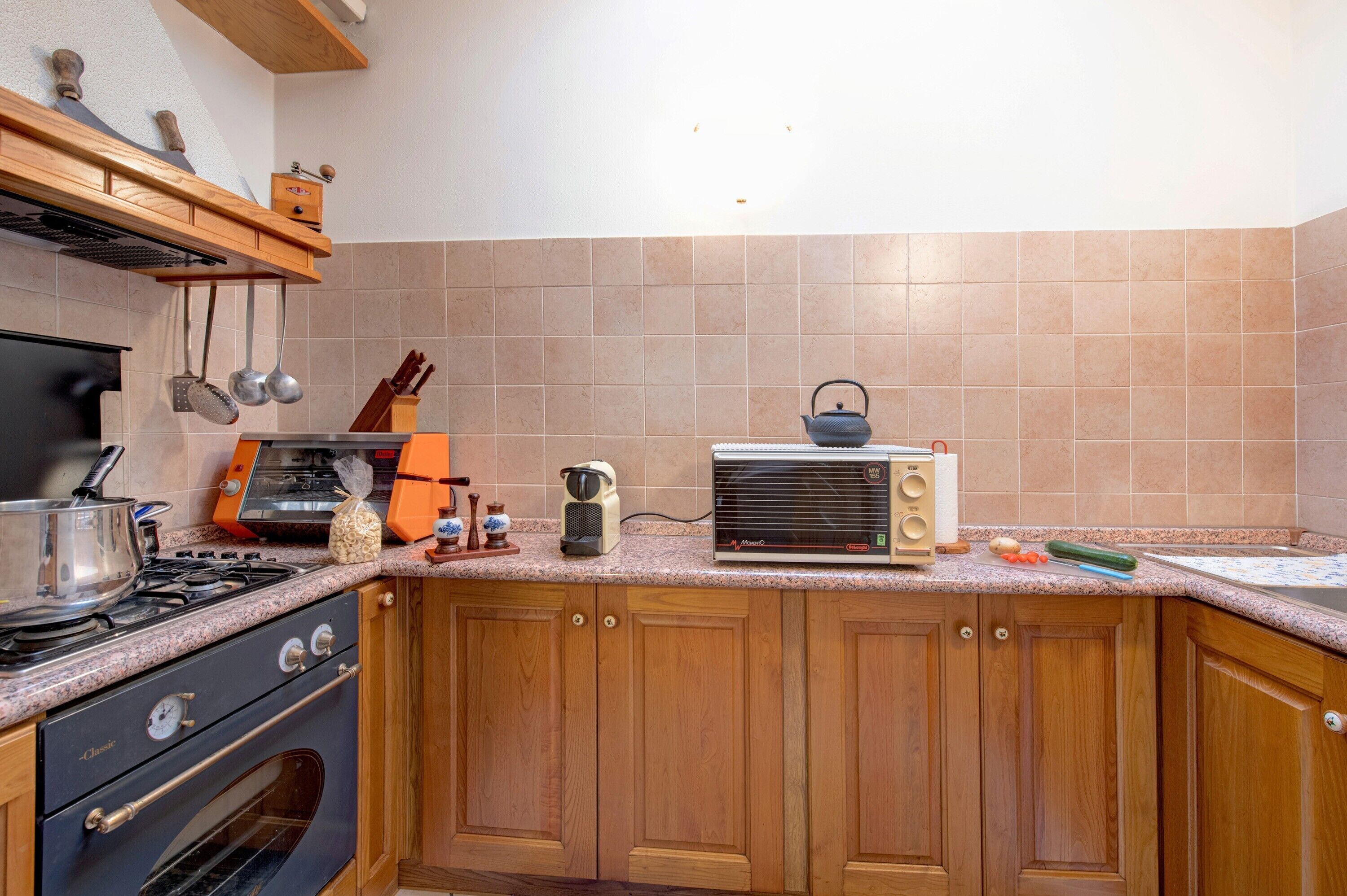 Frigorifero, microonde, forno, piano cottura