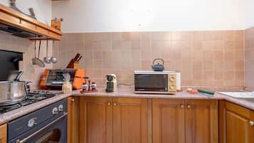 Frigorifero, microonde, forno, piano cottura