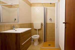 Shower, hair dryer, towels - Holiday Home "Paese Albergo - Athena" with Sea View, Balcony and Wi-Fi (Motta D'affermo)