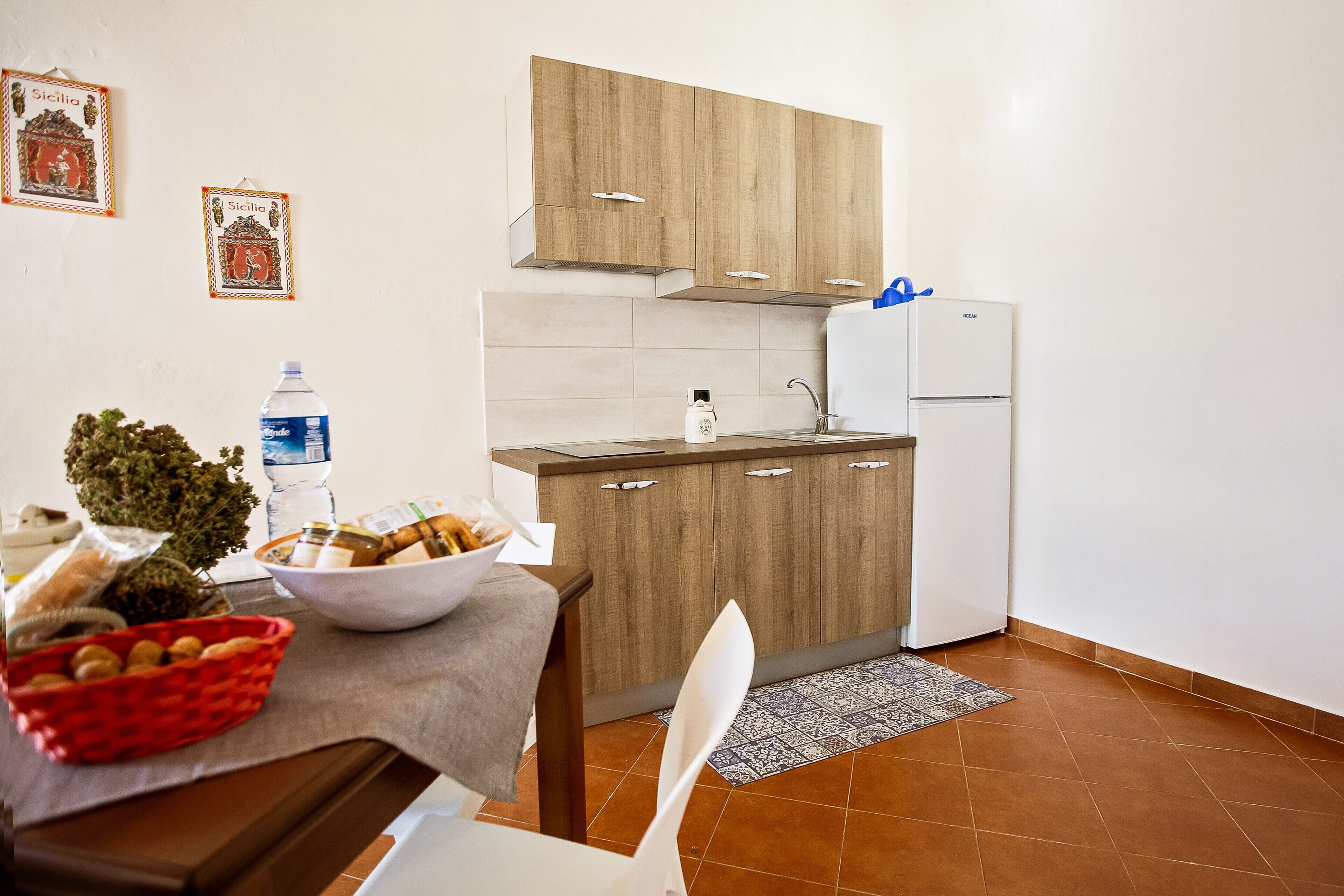Frigorifero, piano cottura, macchina per tè/caffè, seggiolone