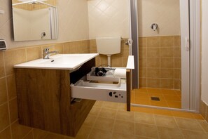 Dusj, hårføner og håndklær