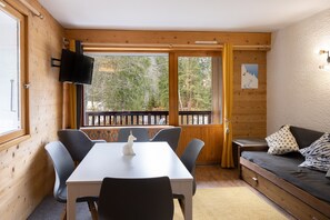 TV - Apartment "5 à 6 Personnes" with Mountain View and Shared Pool (Les Contamines Montjoie)