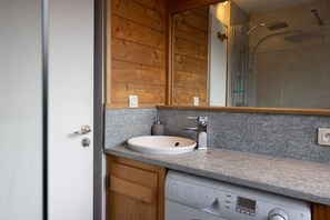 Dusche, kostenlose Toilettenartikel, Haartrockner, Handtücher
